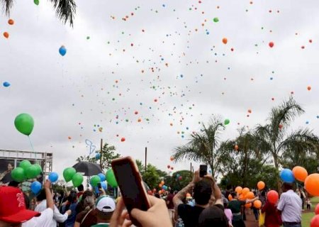 Revoada de bal&otilde;es e missa marcam homenagens aos mortos em Campo Grande