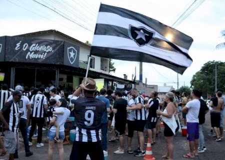 Em Campo Grande, pais e filhos comemoram o maior t&iacute;tulo da hist&oacute;ria do Botafogo