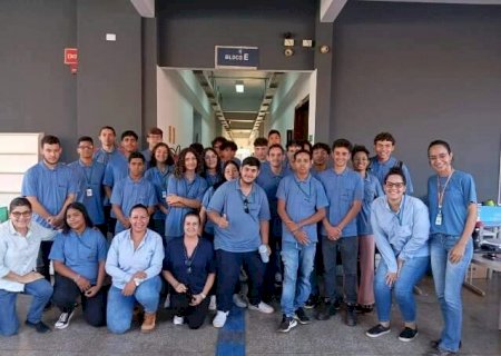 Em um ano, n&uacute;mero de jovens contratados atrav&eacute;s de projeto em escolas triplica