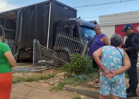 Motorista esquece de puxar freio e caminh&atilde;o invade garagem