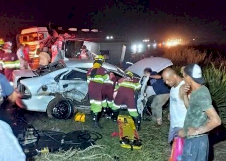 Van da secretaria de saúde de Naviraí tomba e 6 ficam feridos em colisão na BR-163