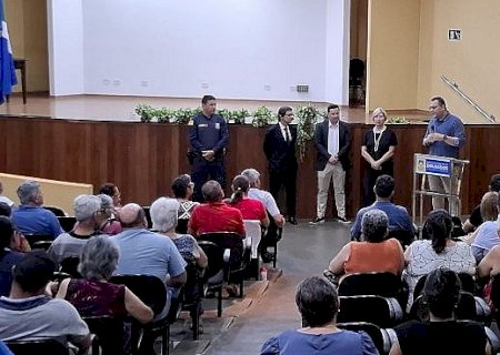 Prefeitura entrega escrituras de imóveis para moradores do Izidro Pedroso, Terra Roxa e Eulália Pires