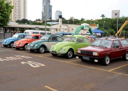 Encontro de carros antigos re&uacute;ne admiradores em prol da solidariedade
