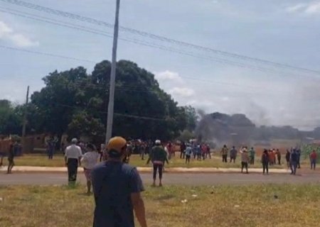 Batalhão de Choque enfrenta resistência e usa bombas de gás para liberar rodovia