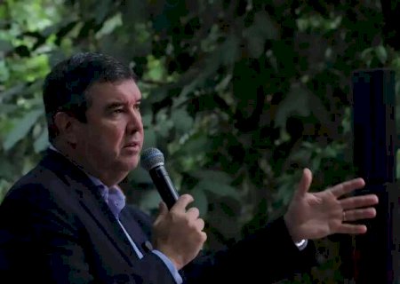 Riedel visita plantio de laranja em Sidrol&acirc;ndia