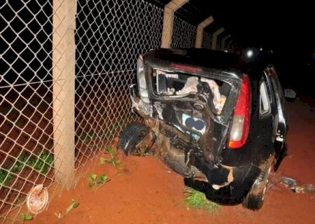 Carro fica destru&iacute;do em acidente envolvendo picape na MS-306