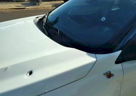 Carro de taxista é atingido por 10 disparos em MS
