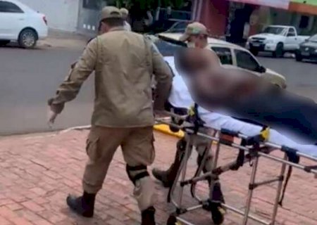 Rapaz pede socorro no restaurante em que m&atilde;e trabalhava ap&oacute;s ser baleado