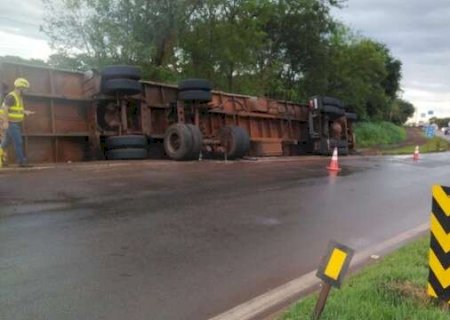 Motorista tomba carreta e espalha carga de serragem &agrave;s margens de rodovia