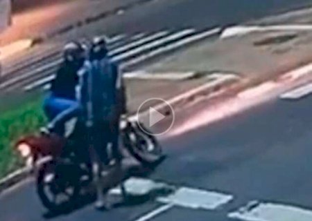 Assaltante agride e leva moto de mulher na Av. Manoel da Costa Lima