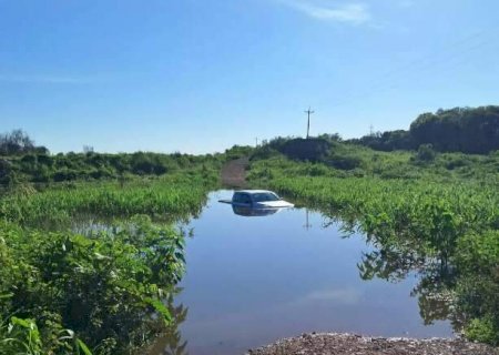 Caminhonete fica submersa ap&oacute;s ponte improvisada ruir