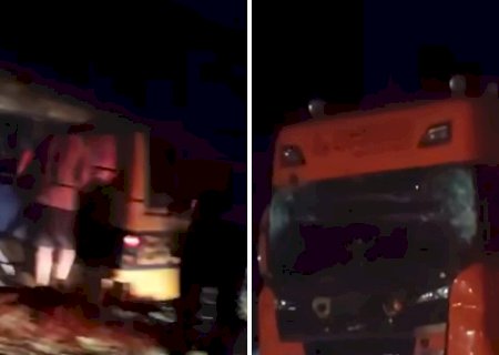Acidente entre micro-&ocirc;nibus de time de futebol e carreta deixa feridos na BR-163