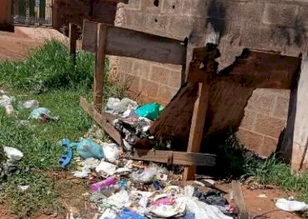 Moradores sofrem com ac&uacute;mulo de lixo no Jardim Canguru