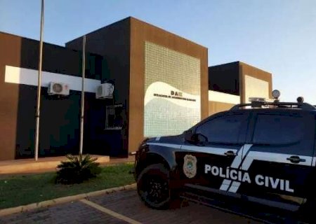 Briga de casal termina com jovem esfaqueada no peito pela namorada