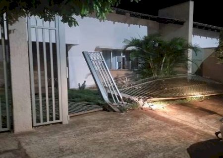 Carro atropela mulher, invade cal&ccedil;ada e destr&oacute;i muro de casa