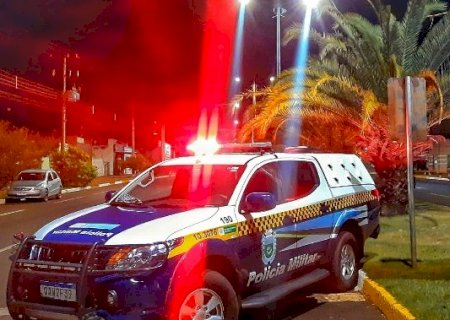 Homem &eacute; socorrido ap&oacute;s ser esfaqueado na cabe&ccedil;a e bra&ccedil;os