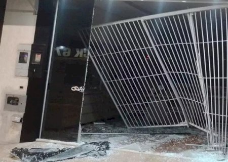 Ladrões arrombam fachada de comércio com picape e furtam R$ 15 mil em joias