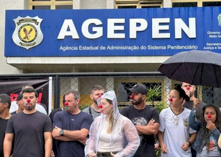Com nariz de palha&ccedil;o, policiais penais exigem regulamenta&ccedil;&atilde;o da carreira