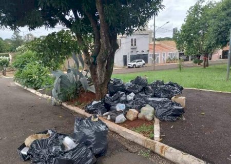 Em dia de Natal, moradores da Coophaf&eacute; reclamam de lixo deixado por feira
