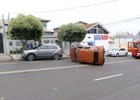 A caminho da igreja, motorista bate em carro estacionado e ve&iacute;culo tomba