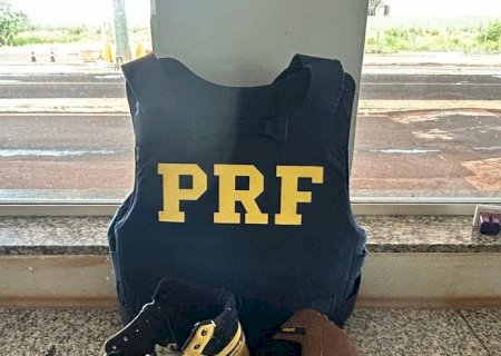 Homens são presos com haxixe na sola dos sapatos na BR-463