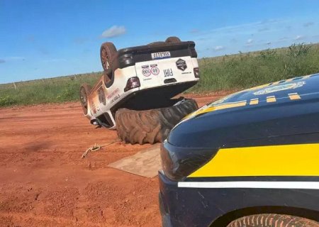 Motorista capota veículo durante fuga com carro lotado de drogas