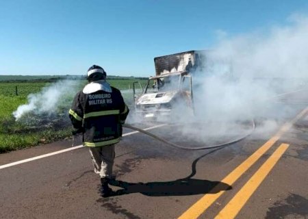 Caminh&atilde;o pega fogo em rodovia e chamas se espalham por vegeta&ccedil;&atilde;o