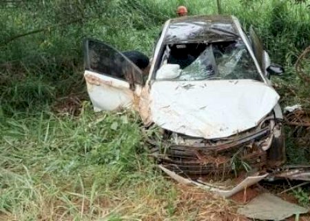 Carro fica totalmente destru&iacute;do em acidente entre 3 ve&iacute;culos