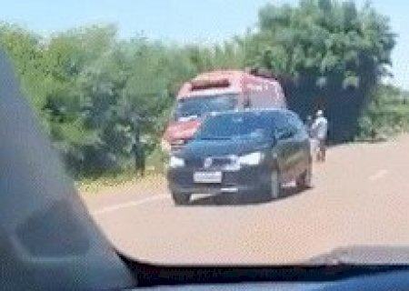 Ultrapassagem perigosa termina em capotagem na BR-060