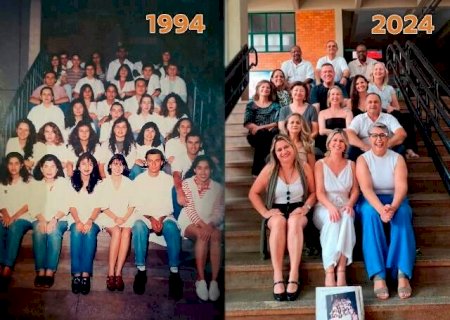 30 anos ap&oacute;s formatura, turma recria foto em reencontro emocionante