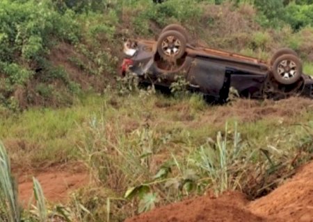 Caminhonete roubada no Paraná é encontrada pelo DOF capotada na MS-180