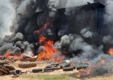 Inc&ecirc;ndio destr&oacute;i centro de reciclagem e deixa preju&iacute;zo de mais de R$ 200 mil