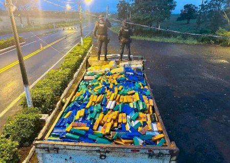 Dupla tenta escapar, mas acaba presa com R$ 33 milhões em drogas