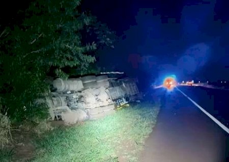 Motorista perde controle da dire&ccedil;&atilde;o e tomba carreta em curva da BR-163