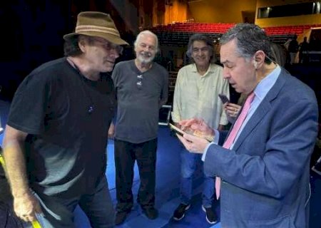 Barroso &lsquo;troca figurinhas&rsquo; com Almir Sater antes do show desta noite