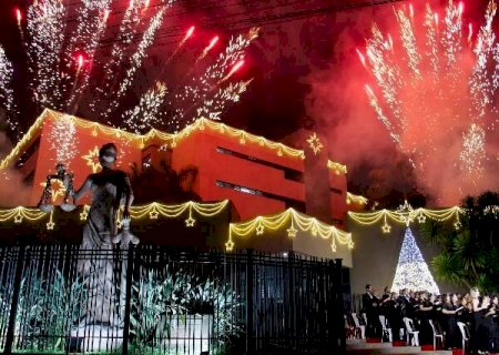 TJ inaugura ilumina&ccedil;&atilde;o natalina com coral de servidores e fogos de artif&iacute;cio