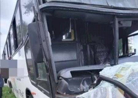 &Ocirc;nibus com 45 passageiros bate em carro e uma pessoa morre na MS-295