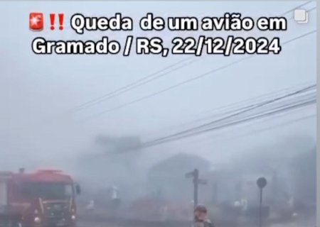 Avião de pequeno porte cai no centro de Gramado, deixando mortos e feridos