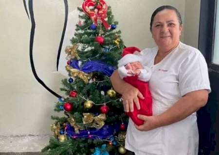 Todos os anos, Eliete faz gorro e 'mei&atilde;o' para os beb&ecirc;s 'natalinos'