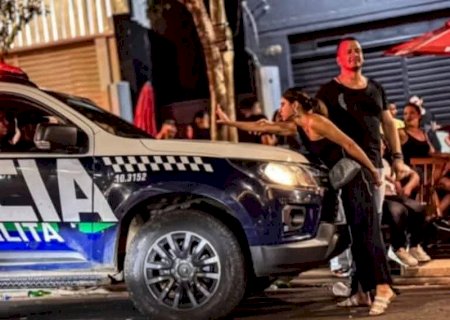 Deputada petista efrenta a polícia durante operação em bar de Campo Grande