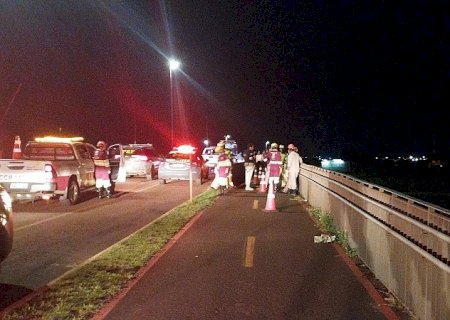 Homem ameaça pular de viaduto, mas é contido em Dourados