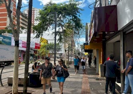 Faltando 12 dias do Natal, fam&iacute;lias chegam cedo no Centro para garantir presente
