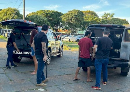 Polícia desarticula ponto de venda de drogas e prende dois homens e mulher por tráfico
