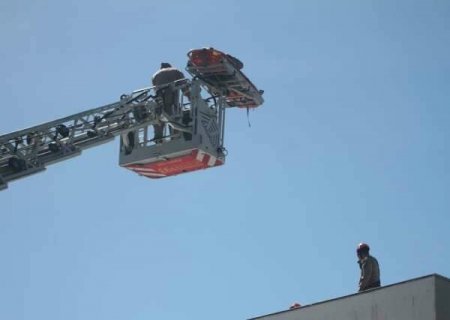 Com aux&iacute;lio de escada Magirus, bombeiros resgatam pintor que caiu de telhado