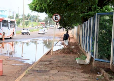 Boca de lobo entupida criou "super po&ccedil;a" na Avenida Costa e Silva
