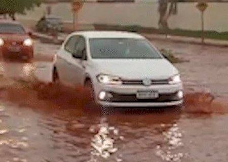 Rua da Divis&atilde;o vira rio de lama ap&oacute;s pancada de chuva