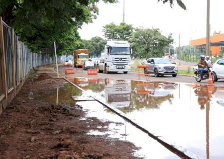 Po&ccedil;a d&rsquo;&aacute;gua enorme interdita duas faixas da Avenida Costa e Silva