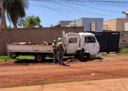 Buraco de rua sem asfalto vira cilada e carro e caminh&atilde;o pequeno caem