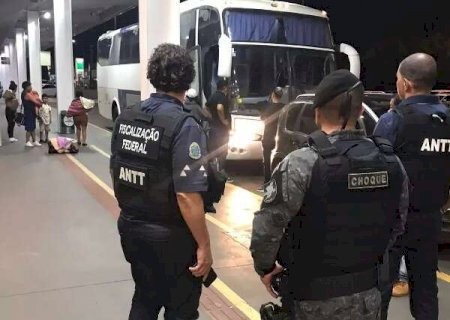 Respons&aacute;veis por imigrantes ilegais s&atilde;o autuados e 71 bolivianos liberados