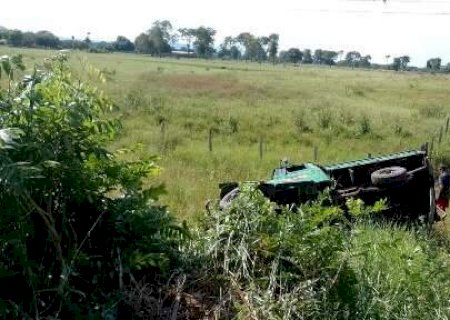 Ve&iacute;culo capota e para no meio do mato ap&oacute;s ser fechado por carreta na BR-262
